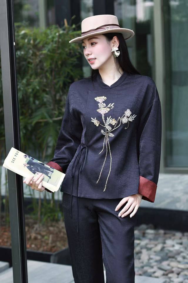 外套 裤子 早秋新款上新 夏姿陈系列爆款外套 真丝人丝混丝香云纱，冰晶琉璃花 龟裂纹面料工艺，重工手工钉珠 轻奢显气质，系带设计不挑人 S-Xl 碳墨黑，红云纱