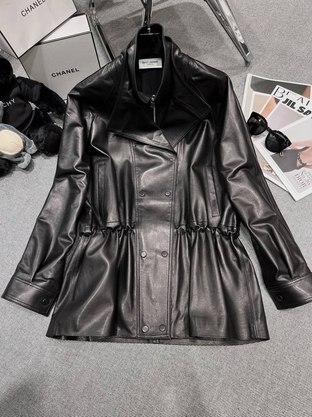 Ysl 2025早秋新款皮外套，中长款系列，采用 优质进口绵羊皮，皮质细腻光滑柔软，双重领口设计搭配抽绳元素，上身气场十足，妥妥的气场全开Smlxl