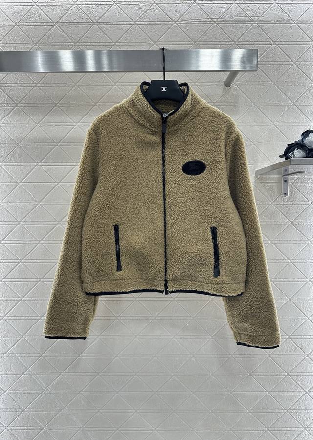 Bbr2025新品上架 泰迪毛绒拉链羽绒外套 通体饰以泰迪毛绒材质 质感柔软舒适 时髦洋气 立领外套剪裁 拉链胸前立体徽标 尽显品牌格调 拉链口袋呼应素黑包边撞