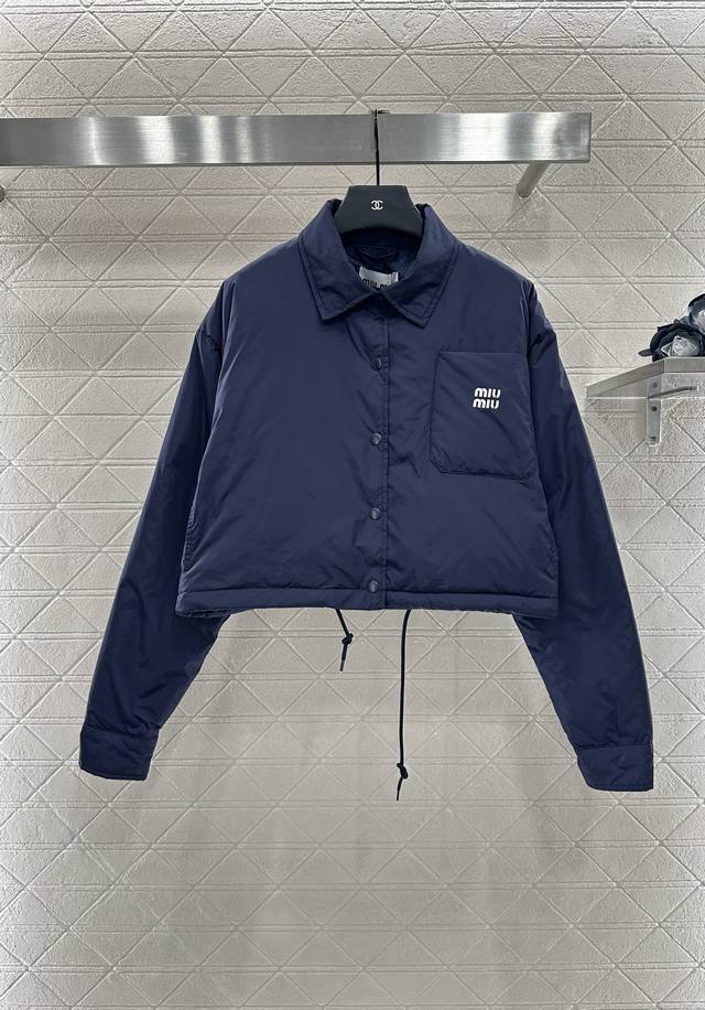 Miumi 2025新品上架 翻领棉服外套 定制Yb进口环保再生尼龙材质 防风防水 质感上乘 翻领棉服外套 开模襟扣体现细节感 胸前口袋标志字母装饰 彰显调性