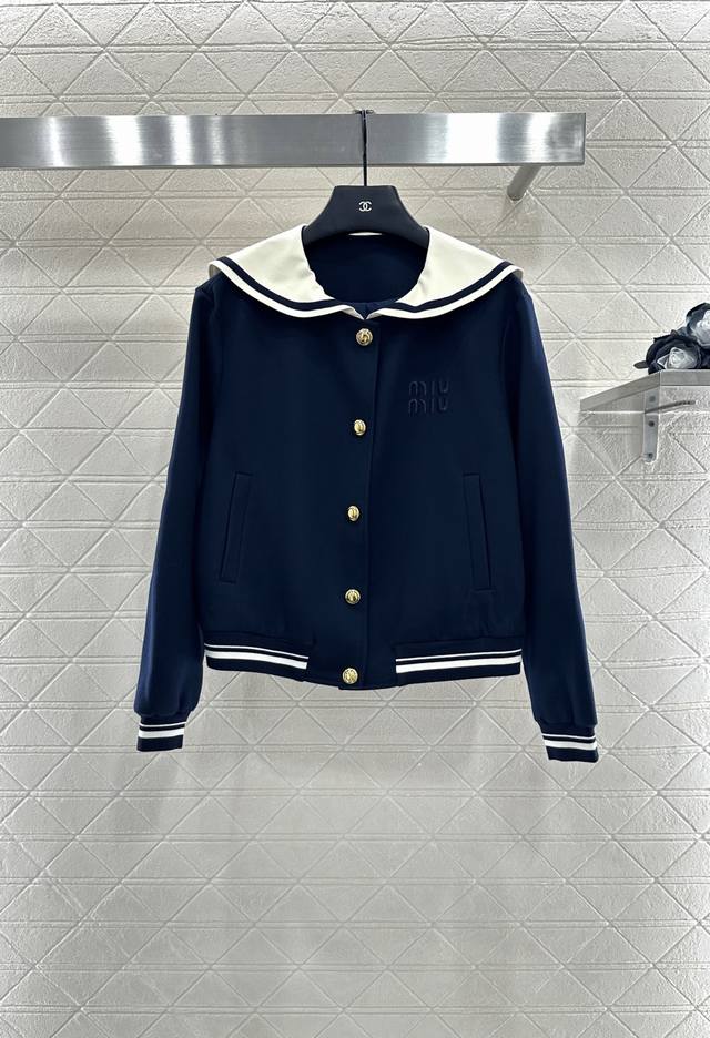 Miumi*2025新品上架 披肩领外套百褶半裙套装 定制Yb进口材质 质感光泽 垂顺舒适 披肩翻领纽扣外套剪裁 大身藏蓝配色 与披肩领和下摆袖口蓝白相间 形成