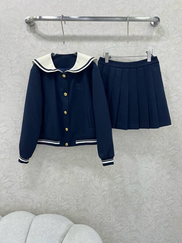 Miumi*25新款海军风套装 外套+短裙的组合 披肩拉链夹克外套 经典搭配海军风作品 版型超洋气 上身就一整个不经意的高级 毫不费力的时髦 整体简约大方 廓形