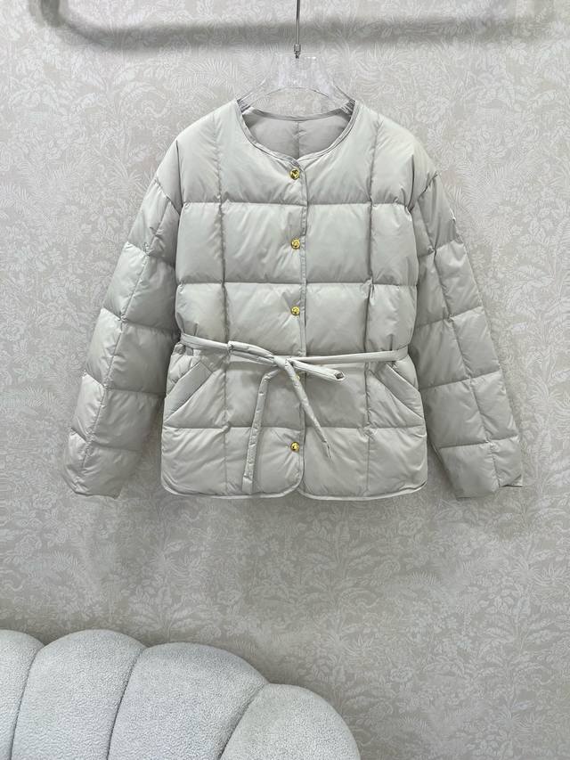 多版本Moncl*R25新款Caramagne软绵绵面包服羽绒圆领外套 搭配金属金色纽扣本布腰带 高定哑光面料 国标进口90白鹅绒 非常厚实蓬松 标志性横向绗缝