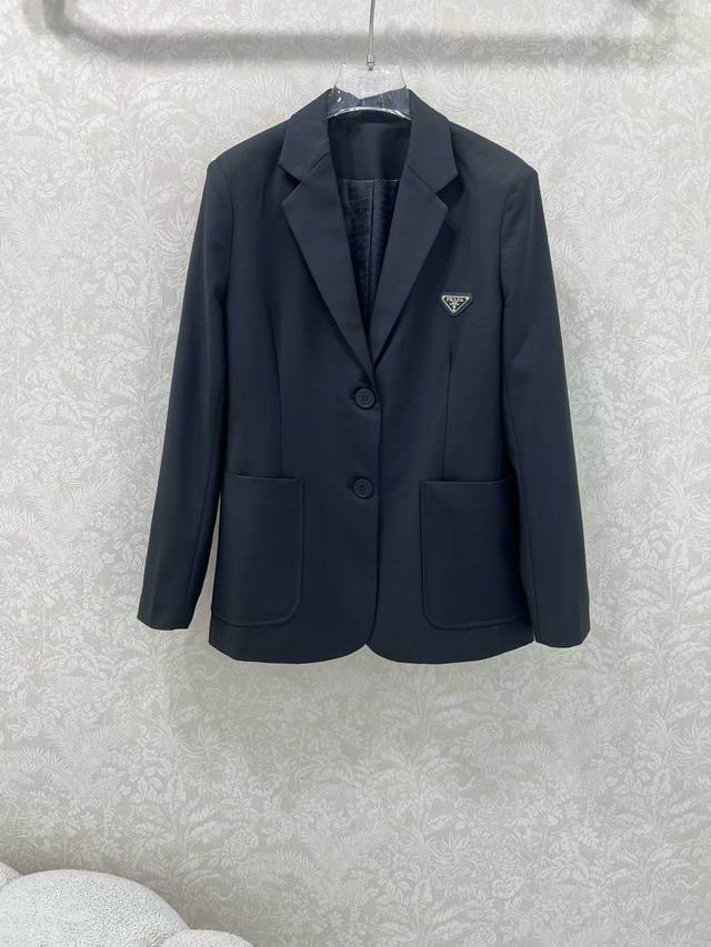 Prad*25新款西装外套 西服面料挺度质感都在线 内衬字母提花 胸前经典三角标装饰 定制Logo五金 细节都到位 Yb一致的版型和裁剪 上身超级遮肉显瘦 自带