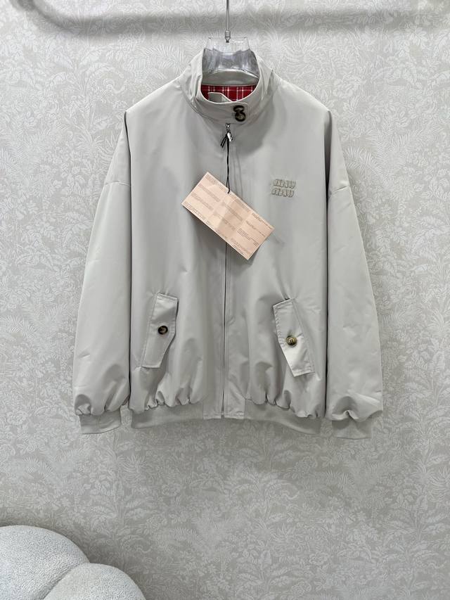 Miumi*25新款夹克外套！超美腻的红格纹内衬 拉链飞行夹克版型 落肩翻领宽松设计 适配秋冬美拉德休闲穿搭 下摆双口袋立体剪裁 容量增加更吸睛时髦 胸前字母徽