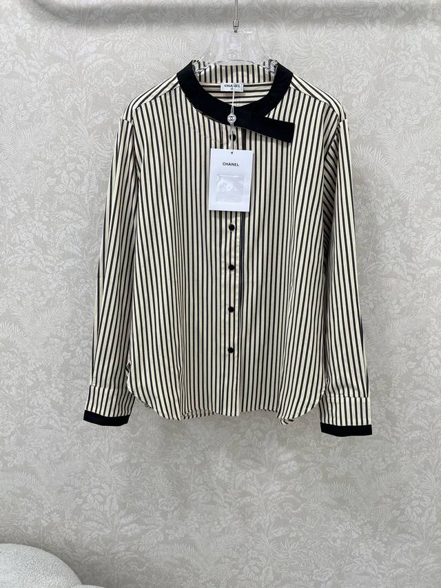 Chane*L小香25新款中古风条纹衬衣 没有什么理由可以拒绝它 可A可乖的风格，袖处双Clogo装饰 版型属于谁都好驾驭的，日常通勤穿什么的都是很Ok的，不挑