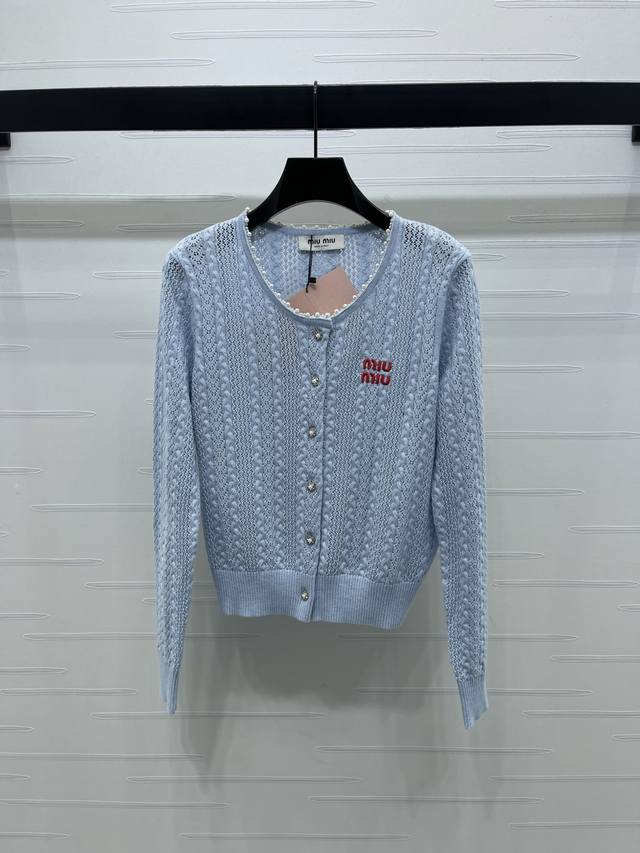 上新原单高端品质 Miumi*2025早秋最新系列！重工钉珠针织长袖开衫！定制羊毛纱线织造 质感高级 舒适柔软 圆领针织开衫剪裁 通体利用镂空钩针肌理交织 勾勒