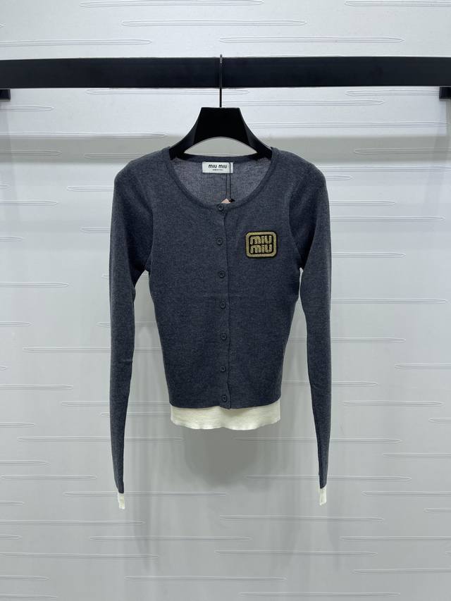 上新原单高端品Miumi* 2025早秋最新系列！吊带假两件针织开衫！定制羊毛纱线织造 质感舒适 弹力好穿 长袖弹力上衣裁剪 内里吊带长袖开衫 打造假两件叠穿设