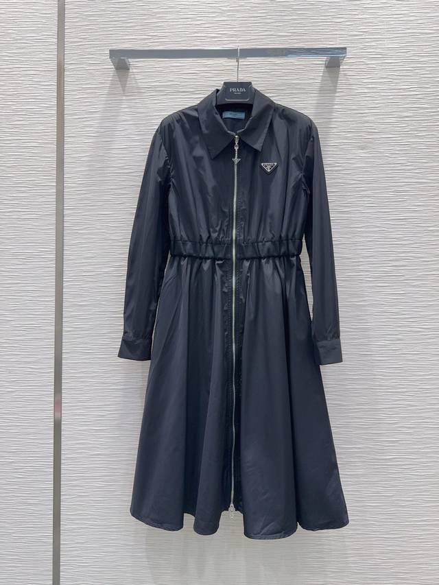 Prad*2025Fw新款连衣裙 上身就是满满的时髦高级感自带气场 面料质感很奈斯 时髦又高级 颜色超级正 上身显白又显瘦 自带酷帅感的经典系列 走路都带风 上