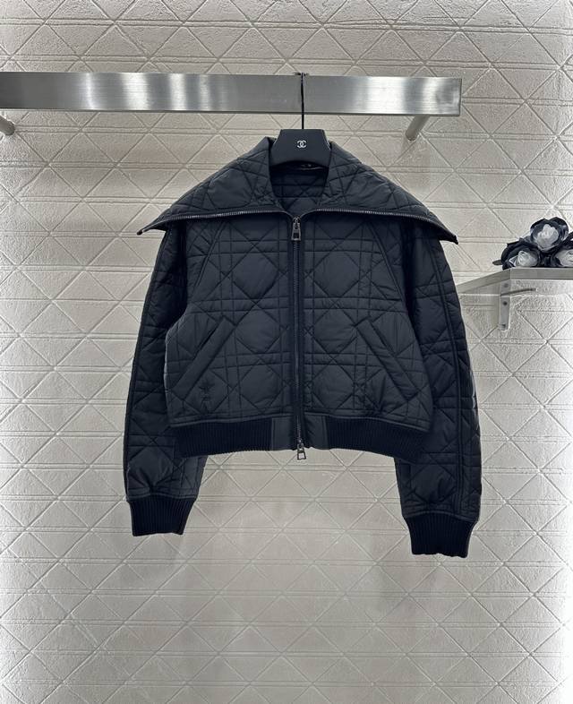 Dio*2025新品上架 菱格大翻领棉服外套 定制Yb进口防风防水尼龙材质 其工艺还原 升级材质 提升秋冬御寒功能 羽绒棉填充内里 整件轻盈保暖 披肩大翻领 通