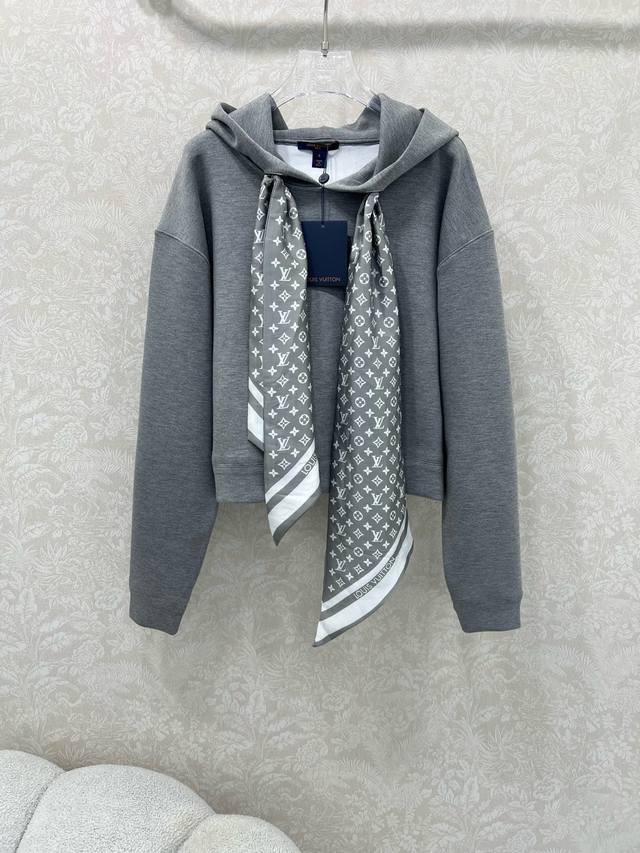 Louis Vuitt*N25新款领口Monogram 丝巾结构连帽卫衣！定制进口复合太空棉工艺面料质感超赞！搭配真丝丝巾 运动少女风经典时髦又高级！经典卫衣版