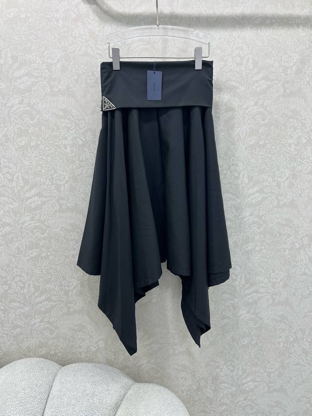 Prad*25新款腰部卷边不规则半裙 侧边经典三角标拉链装饰 老钱松弛感满满 修饰身材气质优雅 提升古典质感 利落剪裁细节彰显大牌质感 不规则下摆形成飘逸感 层