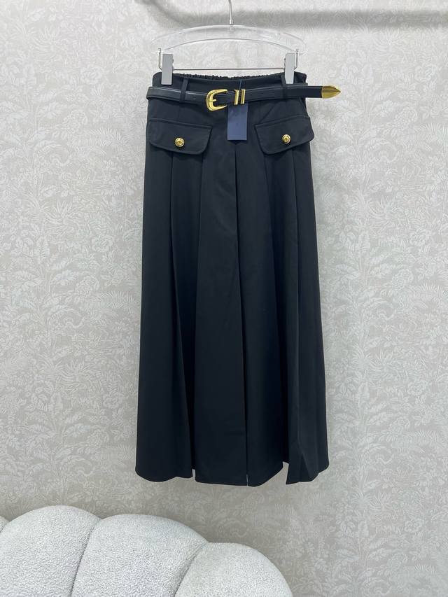Prad*25新款腰带半裙 经典西服面料纯色清爽干净 搭配定制腰带 今年超流行的工装风 版型休闲又显腿直 腰胯部分剪裁精细 上身版型修饰的超级完美 ～ 面料质感