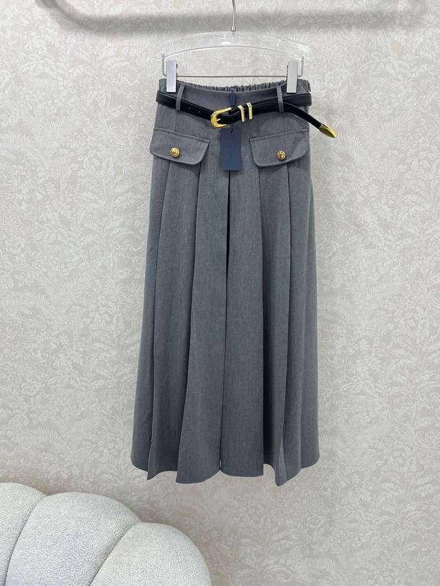 Prad*25新款腰带半裙 经典西服面料纯色清爽干净 搭配定制腰带 今年超流行的工装风 版型休闲又显腿直 腰胯部分剪裁精细 上身版型修饰的超级完美 ～ 面料质感