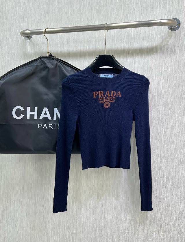 Prada24Ss早春藏蓝色字母长袖薄针织衫，面料天丝羊毛颜色。爆款针织长袖短款针织衫定染定织藏蓝色。复古配色超显白薄款的料子早秋必备 进口机提花Logo 大弹