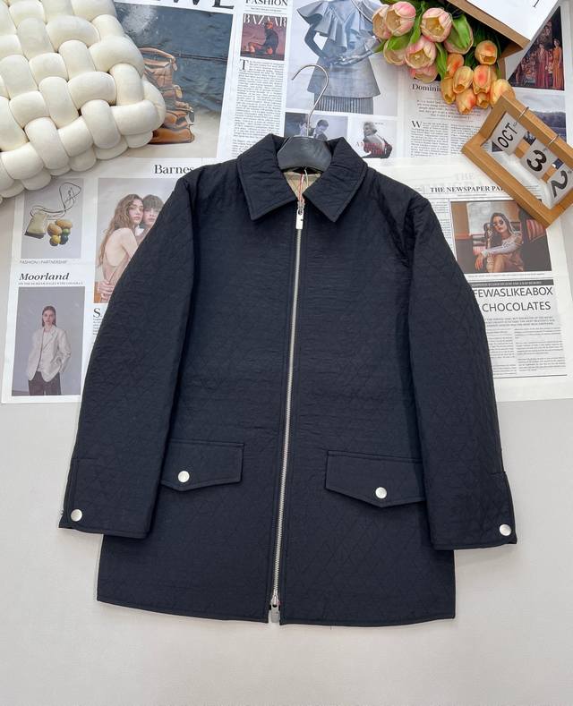 Burberry 25秋冬专柜同步新款 菱形绗缝棉服外套，独家 Yb 开发，由高版精心打造。每一处细节，都严格跟足原版，从面料的挑选到缝线的工艺，无一不精益求精