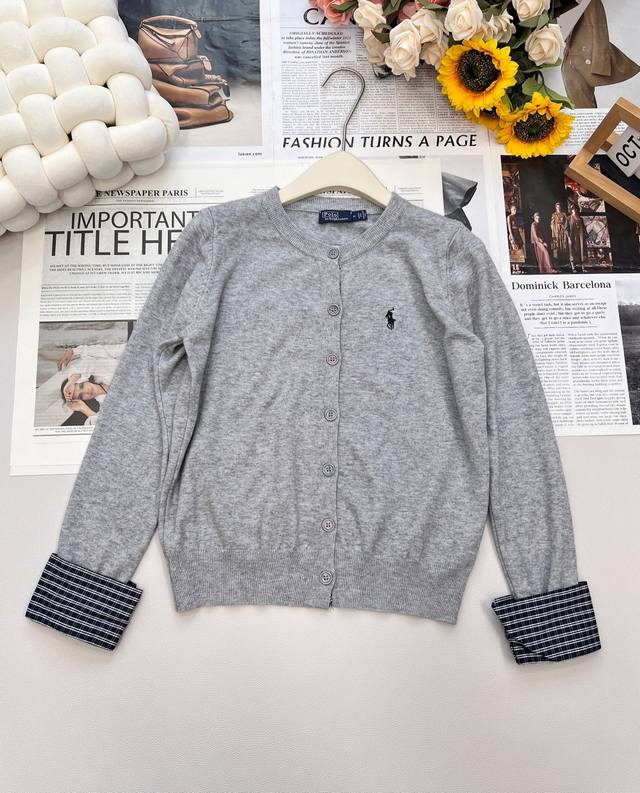 Ralph Lauren小马刺绣针织开衫 精致小马刺绣，低调的奢华 胸口那只精致的小马刺绣，可是拉夫劳伦的标志性元素。它就像一位缄默却耀眼的时尚使者， 以细腻针