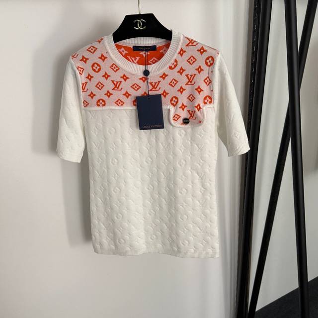 款号20255163 Lv*新款 老花Logo提花拼色拼接套头短袖针织衫上衣，白色，桔红色，藏蓝色，36 38 40， 38码；肩宽36，胸围84，袖长26，长