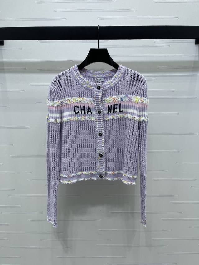 上新原单高端品质 Chane* 2025早秋最新系列！撞色镂空针织开衫！定制羊毛纱线织造 透气舒适 弹力好穿 圆领针织开衫剪裁通体利用镂空钩针肌理交织 勾勒出撞