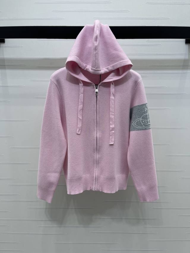 上新原单高端品质 Vivienewestwoo* 2025早秋最新系列！连帽长袖开衫！定制羊毛纱线织造 质感高级 舒适柔软 肌理明显 连帽长袖开衫版型 通体素色