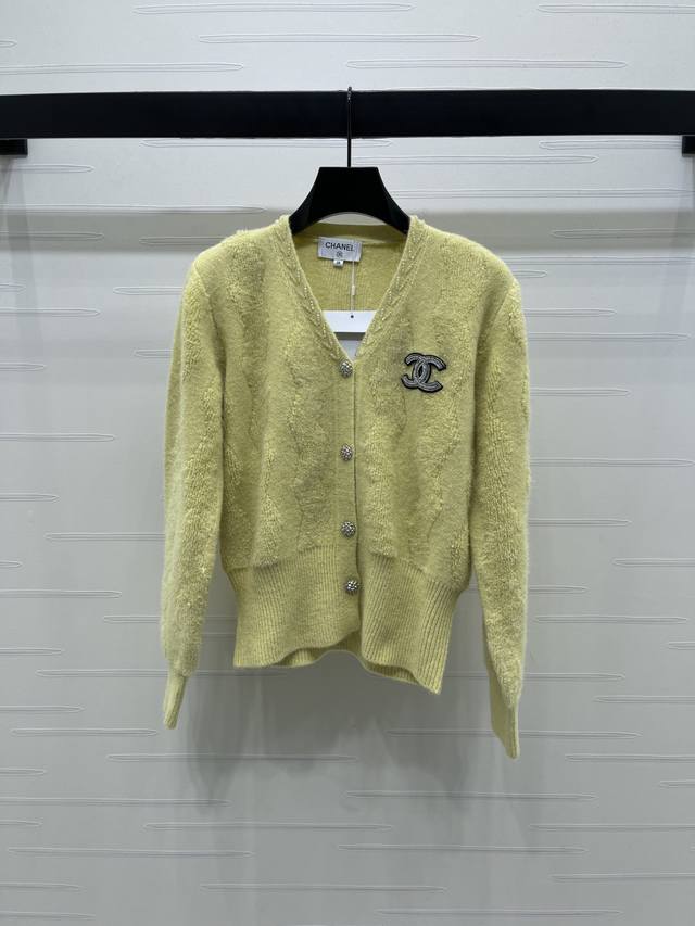 上新原单高端品质 Chane* 2025早秋最新系列！V领长袖开衫！定制羊毛纱线织造 细腻肌理 透气舒适 V领长袖开衫剪裁 领口手工缝制工艺突出亮点 搭配单侧刺
