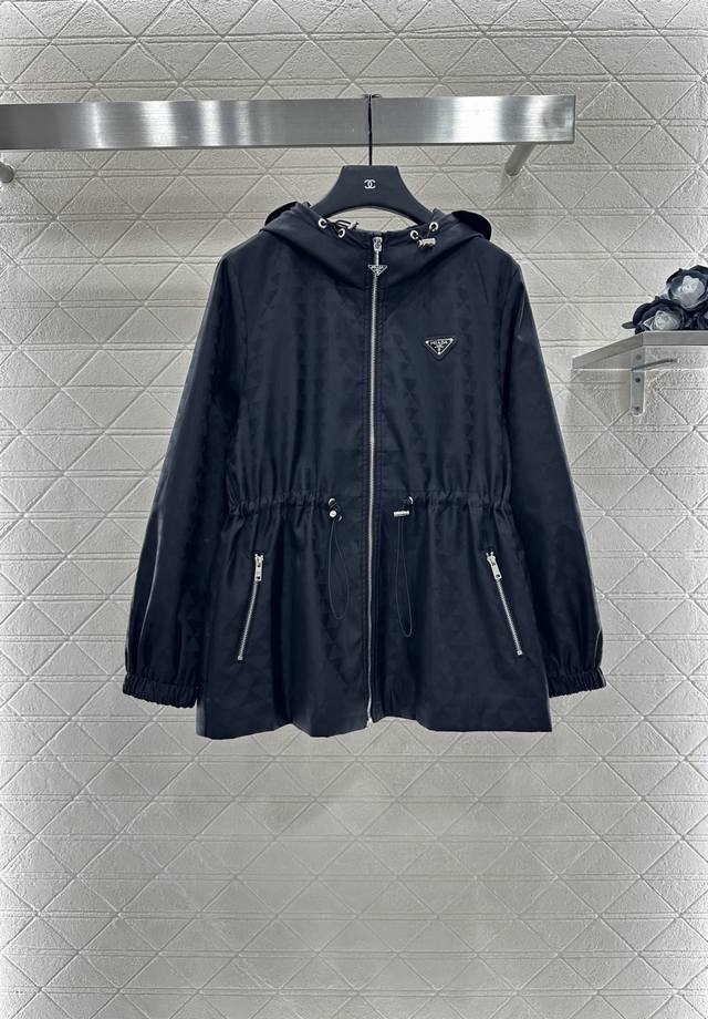 Prad*2025新品上架 连帽中长款外套 定制Yb进口暗纹提花冲锋材质 质感高级 挺括有型 连帽拉链开襟长款冲锋外套版型 正肩版型 上身利落时髦 拉链口袋增加