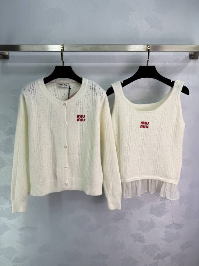 Miu*25早秋新款针织开衫+背心套装 镂空花纹设计 胸前红色Logo刺绣 面料柔软舒适 开衫配纽扣 背心带荷叶边 简约大方 适合搭配裙装或裤装 轻松展现优雅气