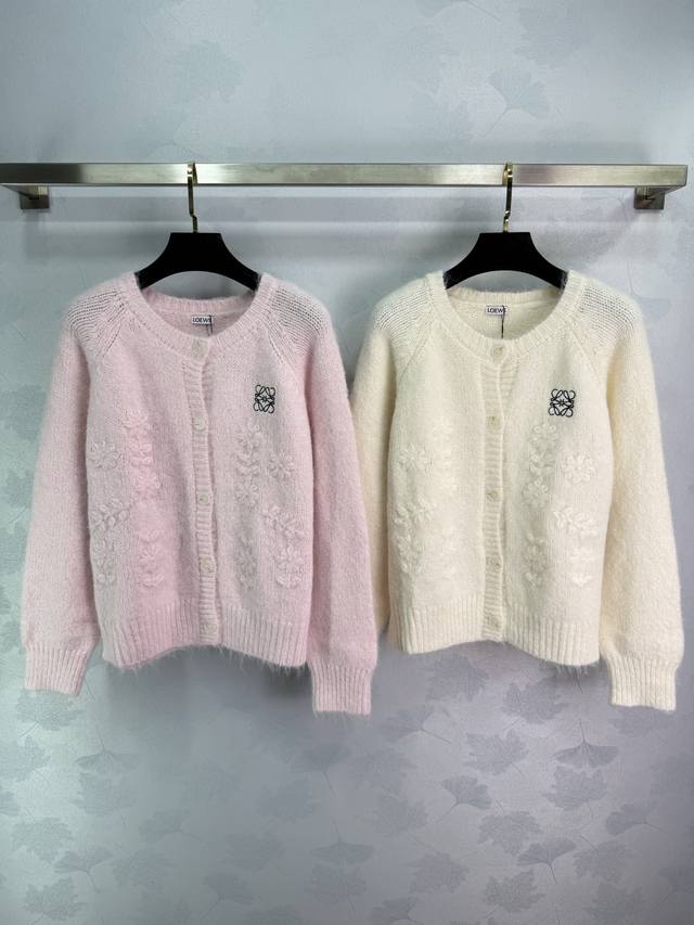 Loe*25早秋新款立体花朵针织开衫 胸前精致花朵刺绣图案搭配品牌Logo 简约大方 做工精致 细节满满 搭配裙子裤子都很好看！2色3码Sml T226B