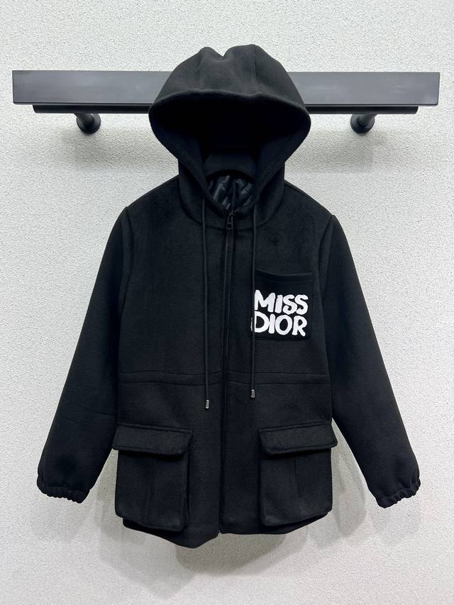 D家Miss*连帽外套 时髦低调气质又奢华高级！版型百搭不挑人，定制面料 全套开模定制钮扣配件。做工品质看细节。白富美必入！强烈推荐 高品质 尺码Sml.