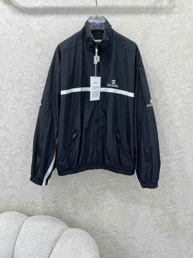 Chan*L 25新款中古夹克外套 小香休闲棒球服，酷女孩必备神器，可男女同款 经典黑色基底，白色饰条与品牌标识点缀，简约又自带辨识度。利落版型适配多种场景，把