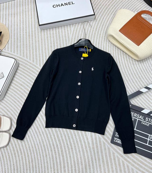 Ralph Lauren 拉夫劳伦经典款棉针织衫。棉毛线Ralph Lauren拉夫劳伦Polo小标战马刺绣麻花圆领毛衣开衫，细纱麻花纯棉材质，适合贴身无异物感