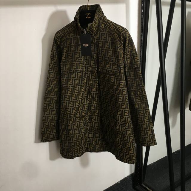 款号20250204 Fend*新款 老花Logo提花 抽绳收腰立领长袖风衣拉链外套，咖色，Sml， L码；胸围110，袖长72，衣长78