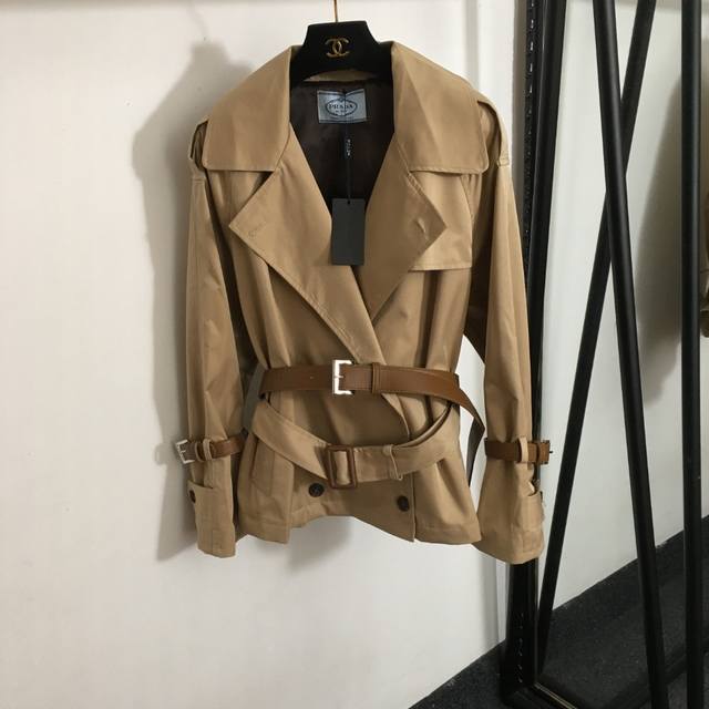 款号 5293 Prad*新款 后背三角标 双腰带翻领长袖短款风衣外套，配腰带，卡其色，Sml， M码；胸围118，袖长73，衣长66 .