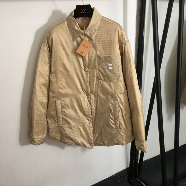 款号 7727 Miumi*新款 满身Logo提花翻领长袖薄款羽绒服外套，卡其色，黑色，Sml， M码；肩宽54，胸围126，袖长59，衣长74