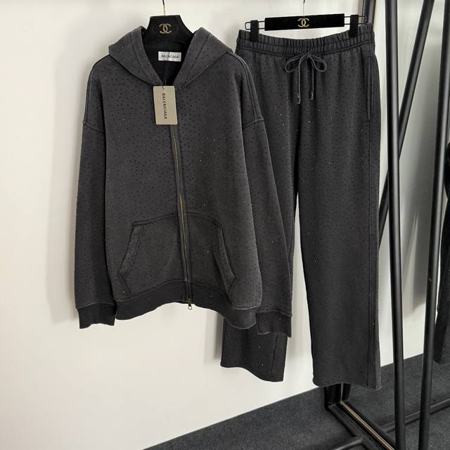 款号20255138 Balenciag*新款保暖加绒套装，满身烫钻长袖连帽拉链外套+松紧腰休闲长裤，黑色，玫红色，卡其色，Sml， M码；肩宽60，胸围128