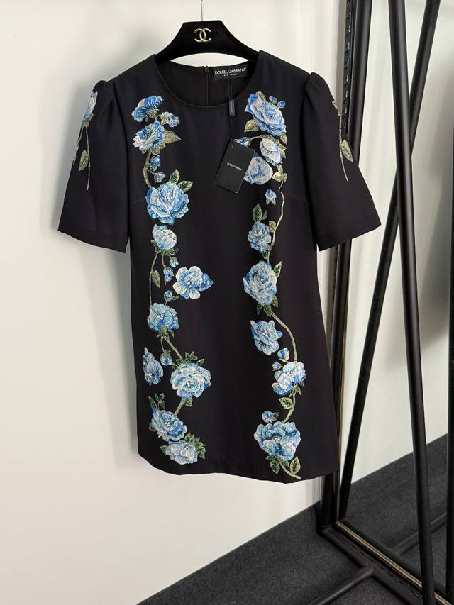 款号20255125 Dg*新款 重工亮片钉珠花朵短袖连衣裙，黑色，S-Xxl， M码；肩宽37，胸围94，袖长29，长87；重量：0.305Kg .