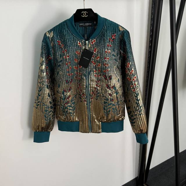款号20255124 Dg*新款 重工钉珠亮丝提花长袖夹克拉链外套，绿色，S-Xxl, S码；肩宽40，胸围100，袖长58，长57；重量：0.545Kg .