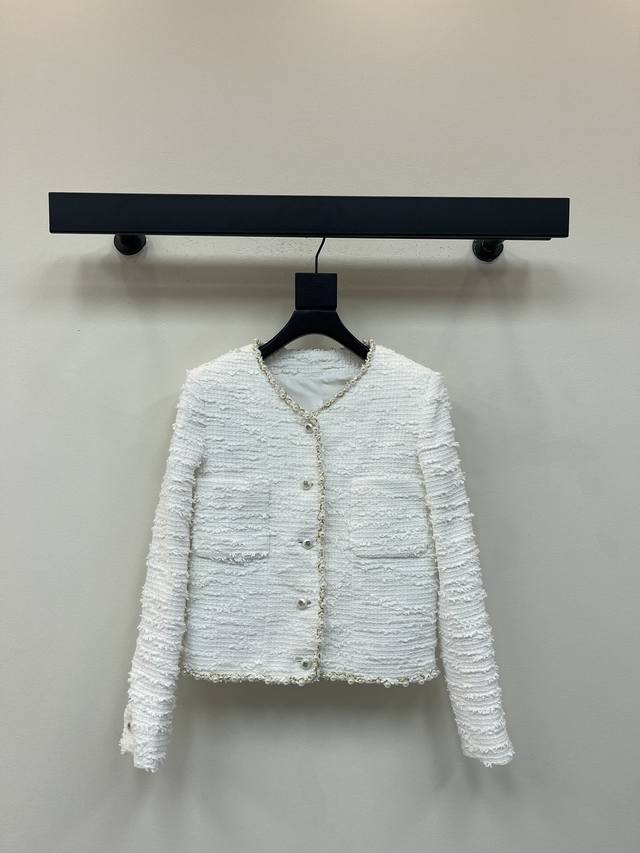 Chane*25早秋新款小香经典乳白色斜纹粗花呢外套丨独家高版出品！高级定制粗花呢编织面料 超美的珍珠滚边纽扣设计 超美的白月光颜色 温柔又高级 立体剪裁版型