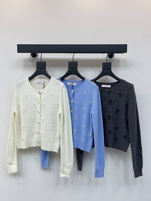 Valentin*25早秋新款订珠蝴蝶结针织开衫 定制Yb羊毛纱线织造 质感细腻 柔软舒适 圆领针织开衫剪裁 领口袖口螺旋纹包边 细致柔软 通体定位缝制立体串珠