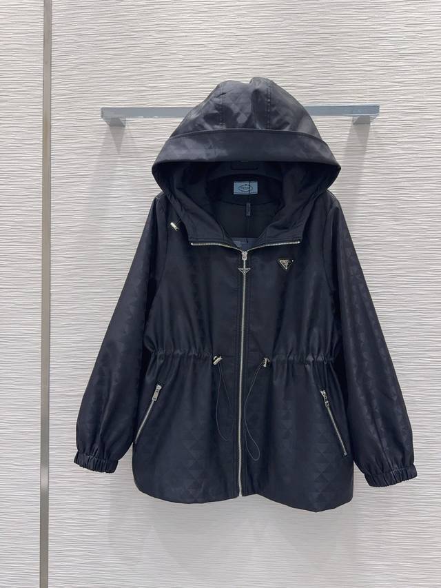 Prad*2025Fw新款连帽外套、三角格提花面料，采用抽绳式收腰设计，侧边拉链口袋，2色Sml S后中长68 肩宽42 胸围114 袖长59