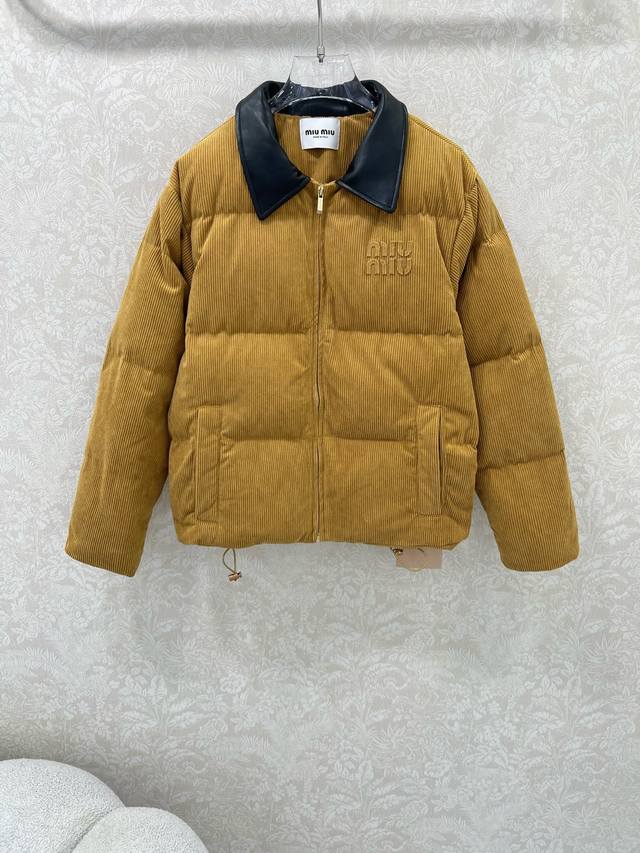 Miumi*25新款灯芯绒皮领面包羽绒服 90白鹅绒 胸前经典字母贴标 原版定制记忆丝质感超赞 美拉德穿搭拉满 高级配色实在太高级又好看啦 减龄帅气少女风 面包