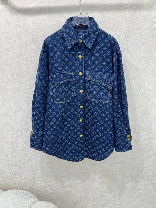 Louis Vuitt*N25新款老花提花复古洗水牛仔衬衬衣外套！经典翻领H版型宽松设计版型时髦又高级！胸前大口袋 定制五金 立体剪裁版型百搭又显瘦！进口纯棉斜