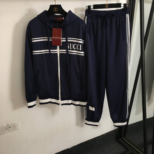 款号 8027 Gucc*新款运动套装，条纹Logo字母长袖连帽拉链外套+休闲束脚长裤，藏蓝色，Sml， M码；肩宽49，胸围112，袖长55，衣长64；腰围6