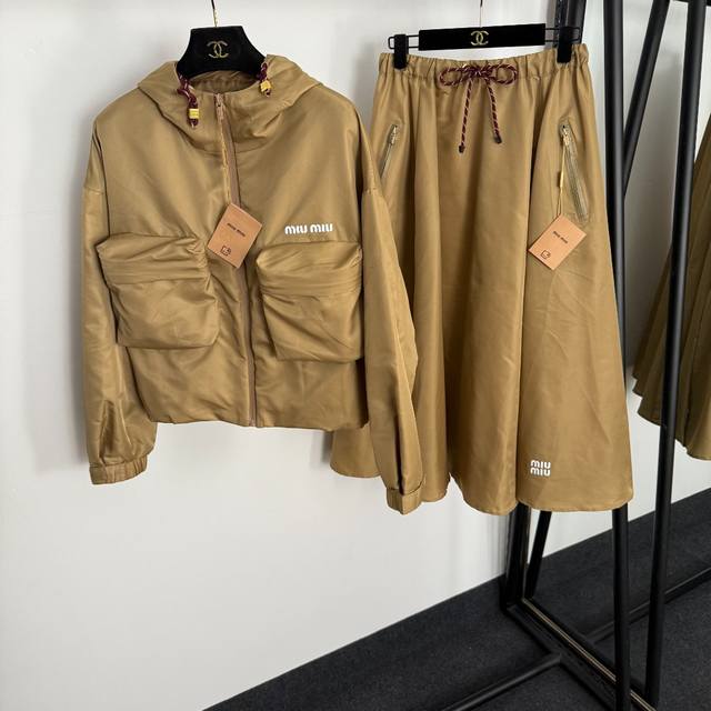 款号20255086 Miumi*新款套装，Logo字母工装风拉链口袋长袖连帽风衣外套+松紧腰半裙，卡其色，蓝色，Sml， M码：肩宽57，胸围120，袖长48