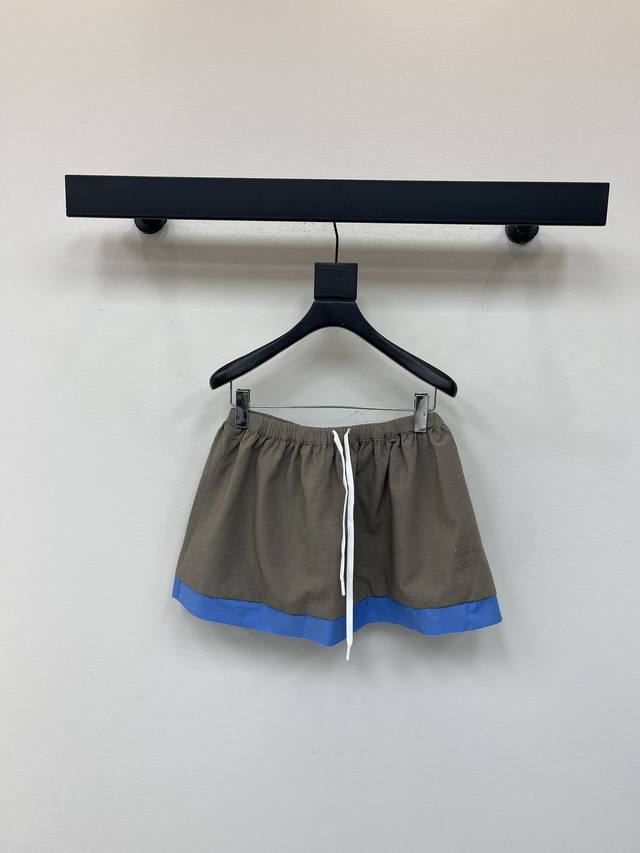 Miumi*25早秋新款贴布绣字母徽标拼接蓝领夹克外套拼接蓝边半裙丨独家Yb开发！高版出品！这款工装夹克的独特设计以华达呢面料重新诠释，略微短款剪裁，配有特别的