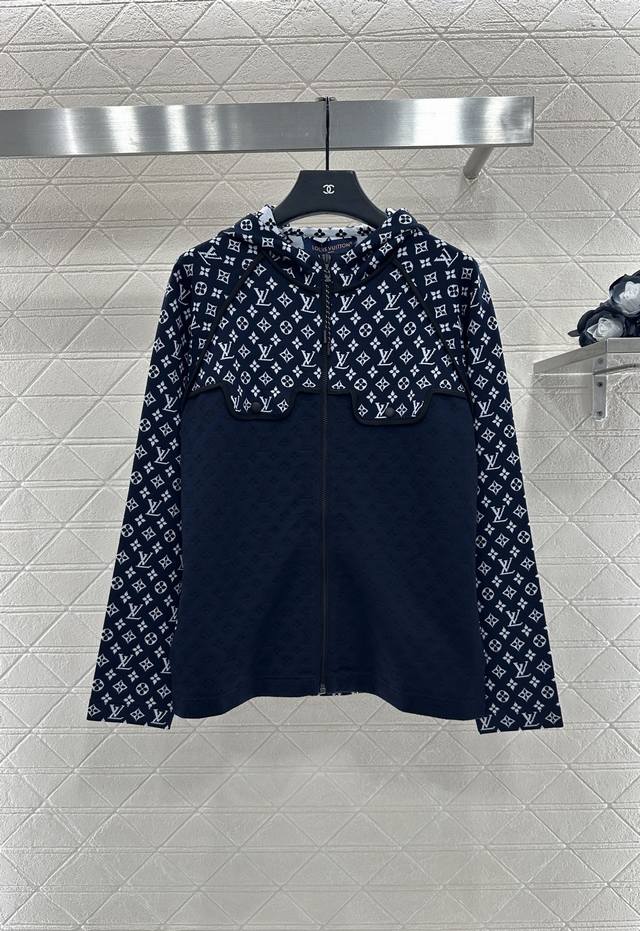 Louis Vuitto*2025新品上架 拼接提花连帽针织外套 定制Yb丝绵纱线织造 质感高级细腻 穿搭舒适 连帽拉链外套 拉链穿脱方便 配合肩膀胸前上下拼接