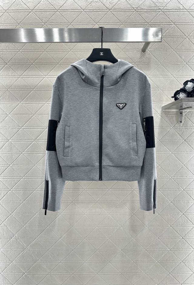 Prad*2025新品上架 连帽拉链外套 定制Yb斜纹全棉材质 秋冬保暖厚度 舒适好穿 挺括有型 连帽拉链外套版型 拉链穿脱方便 手肘拼接尼龙拉链口袋 与袖口拉