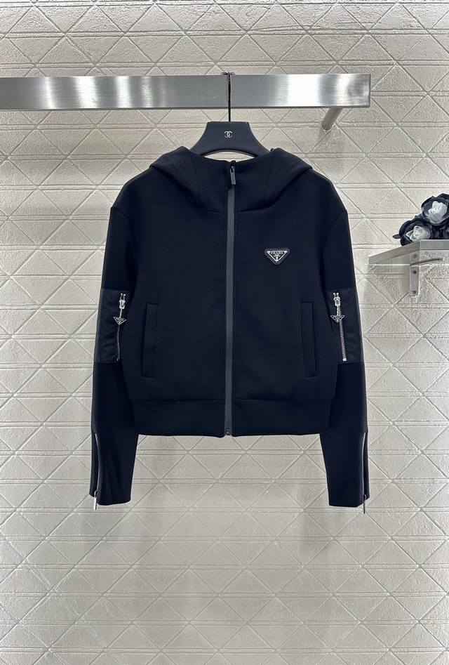 Prad*2025新品上架 连帽拉链外套 定制Yb斜纹全棉材质 秋冬保暖厚度 舒适好穿 挺括有型 连帽拉链外套版型 拉链穿脱方便 手肘拼接尼龙拉链口袋 与袖口拉