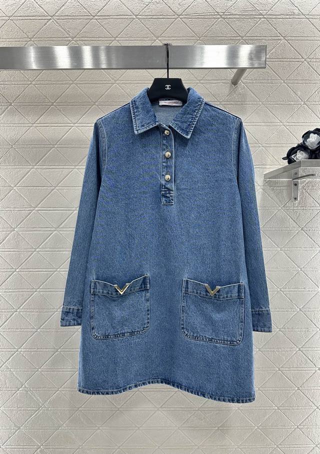 Valentin*2025新品上架 牛仔翻领连衣裙 定制Yb斜纹棉牛仔材质 质感高级 舒适挺括 酵素水洗工艺打造不易串色脱色的牛仔复古感 翻领连衣裙剪裁 领口配