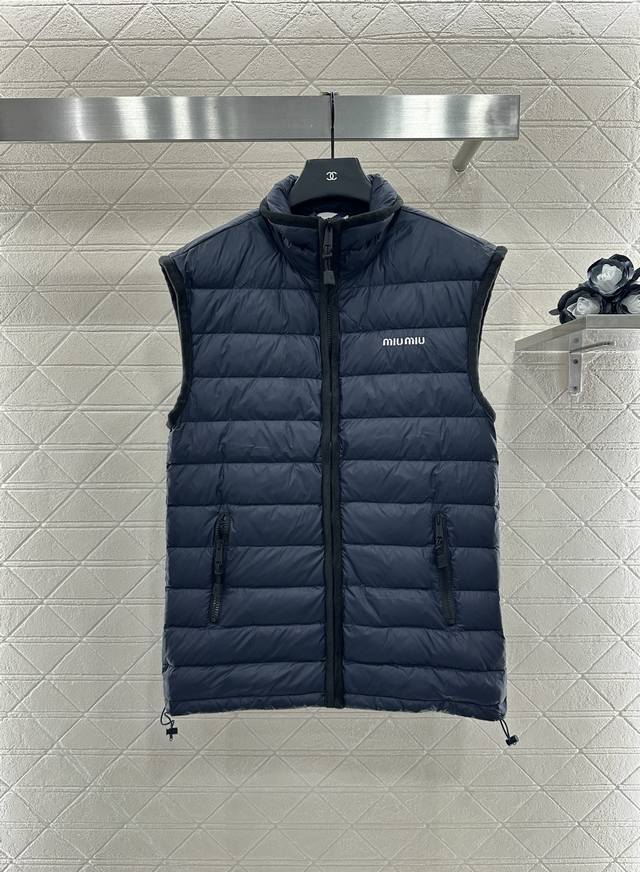 Miumi*2025新品上架 立领棉服马甲 定制Yb防风防水尼龙材质 羽绒棉填充内里 整件轻盈保暖 立领翻领两穿中长马甲 暖和不显臃肿 穿搭性更强 经典长方格纹